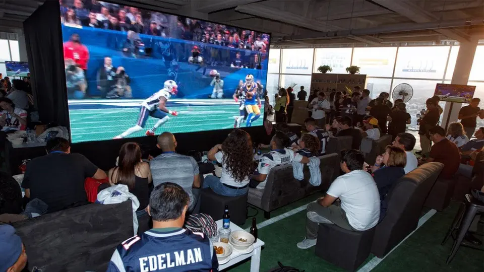 Aficionados mexicanos vibran con las emociones del SB LIII