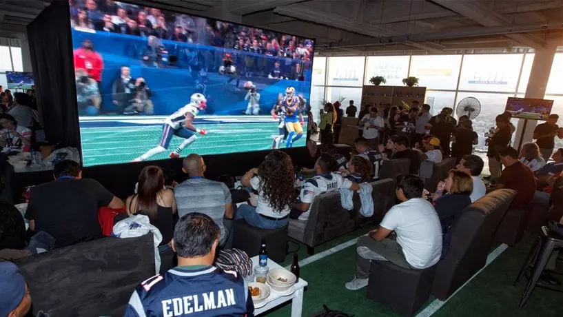Aficionados mexicanos vibran con las emociones del SB LIII