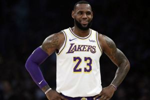 LeBron le da la 'bienvenida' a Anthony Davis en los Lakers