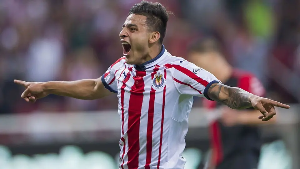 Alexis Vega se estrena como goleador de Chivas con triplete ante Atlas