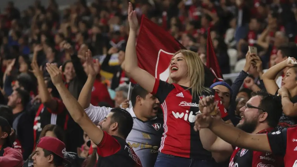 Fans de Atlas 'amedrentan' a Chivas mantas previo a Clásico