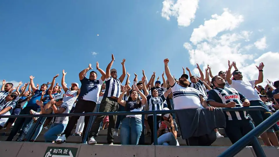 Aficionados de Rayados denunciaron maltrato de las autoridades potosinas