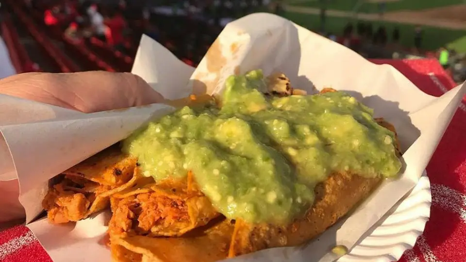 Aficionados esperan hasta hora y media por tacos de cochinita