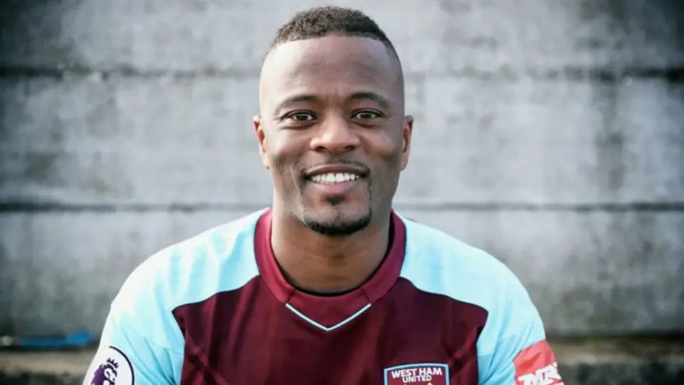 Evra 'celebra' el Día Mundial de la Felicidad cantando en la regadera