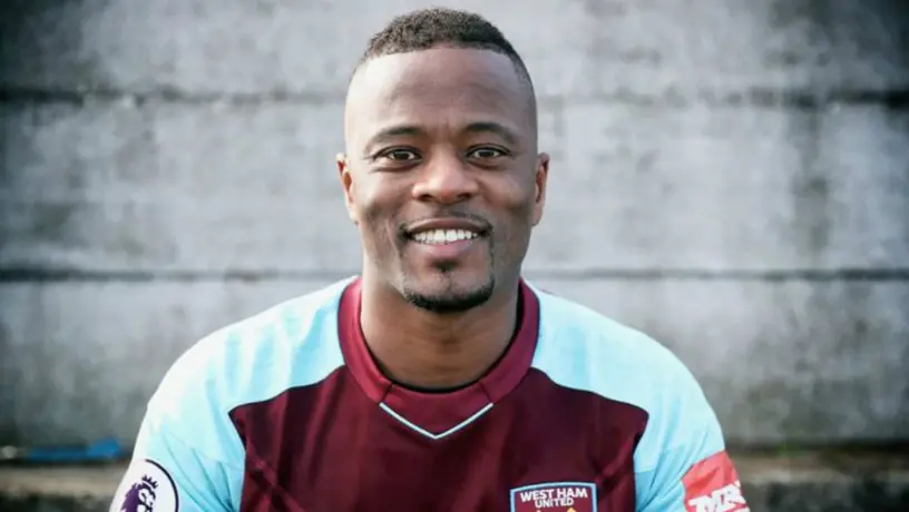 Evra 'celebra' el Día Mundial de la Felicidad cantando en la regadera