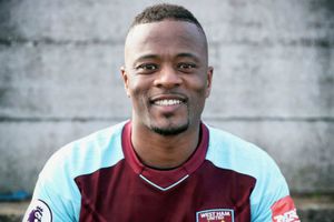 Evra 'celebra' el Día Mundial de la Felicidad cantando en la regadera