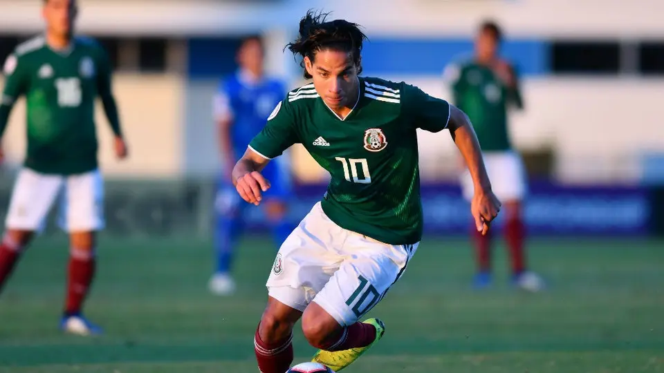 Guardado 'regaña' a Diego Lainez y se lo lleva a media entrevista
