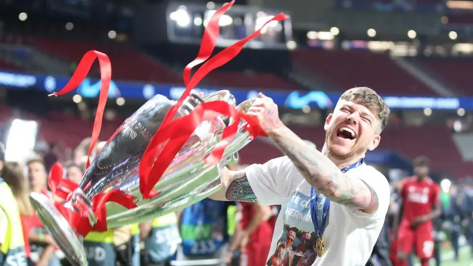 Alberto Moreno le dedicó el título de la Champions a la 'Perla' Reyes
