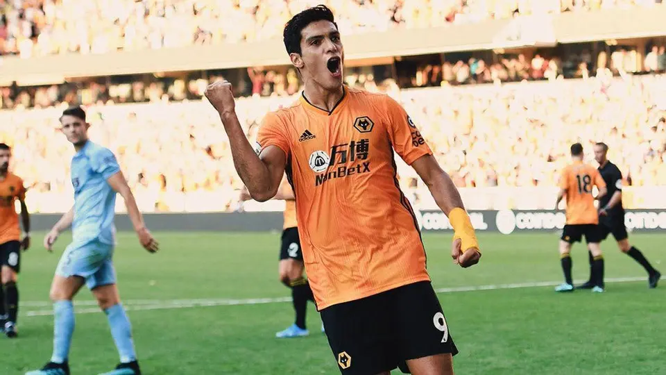 Raúl Jiménez engalana uniforme 'a la mexicana' de Wolves