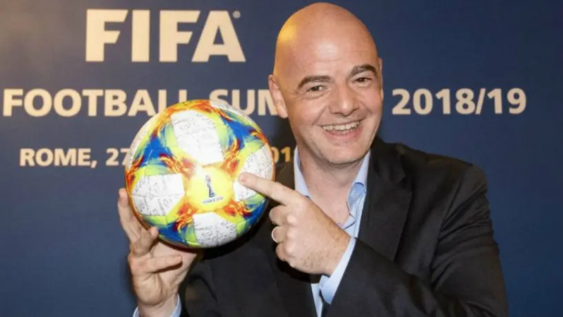 Infantino hace lamentable cobro de esquina durante un partido