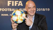 Infantino hace lamentable cobro de esquina durante un partido
