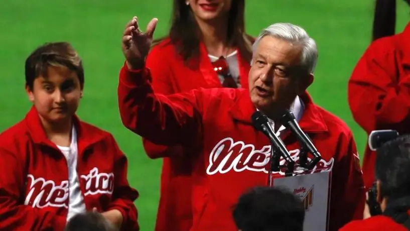 Felipe Calderón defiende a AMLO de abucheos en inauguración del A.H. Helú