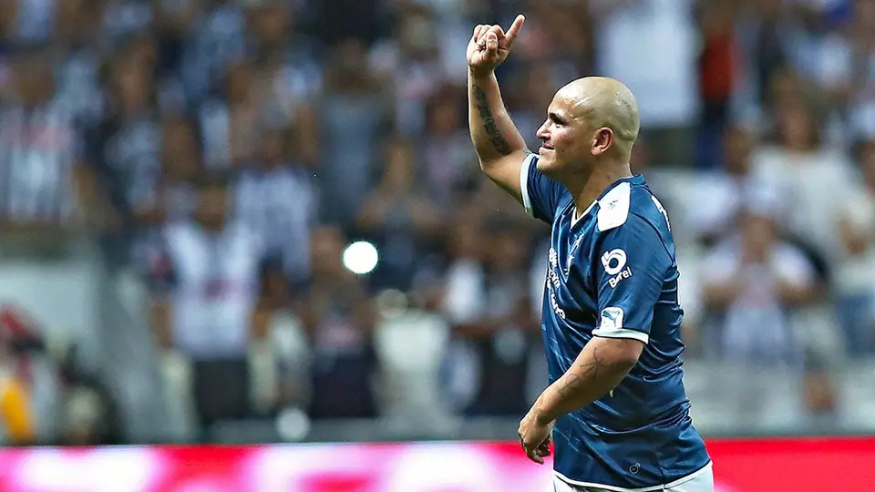 Humberto Suazo, en charlas para salir del retiro y jugar en Mérida