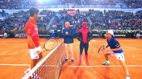 Spider-Man aparece antes del partido entre Djokovic y Schwartzman