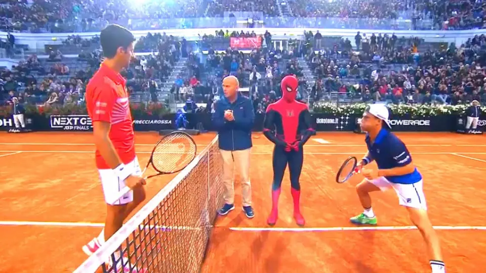 Spider-Man aparece antes del partido entre Djokovic y Schwartzman