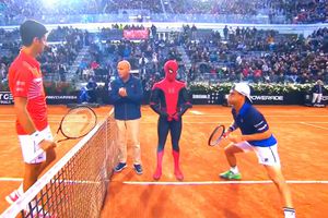 Spider-Man aparece antes del partido entre Djokovic y Schwartzman