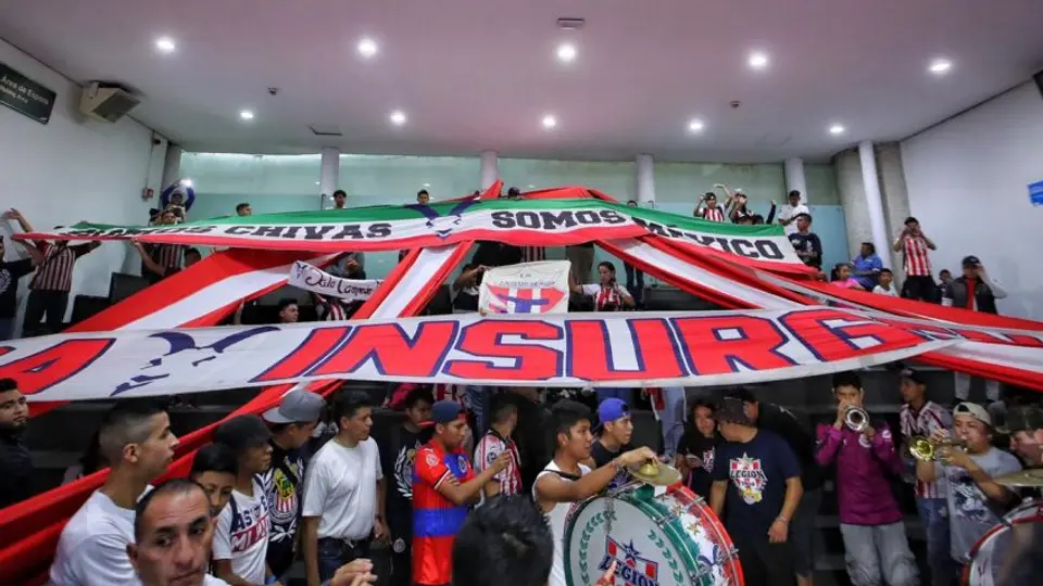 Afición de Chivas brindó una cálida bienvenida a su equipo a la CDMX