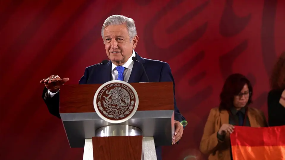 Periodista le confiesa a AMLO estar amenazado de muerte