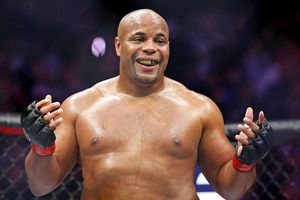 Daniel Cormier: 'Duelo contra Brock Lesnar tal vez sea en WWE'