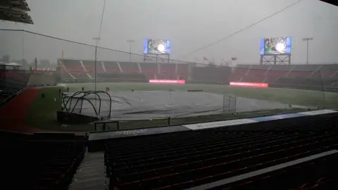Tormenta desafía sistema de filtración de la nueva casa de Diablos