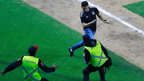 Espontáneo invade el diamante de nueva casa de Diablos Rojos
