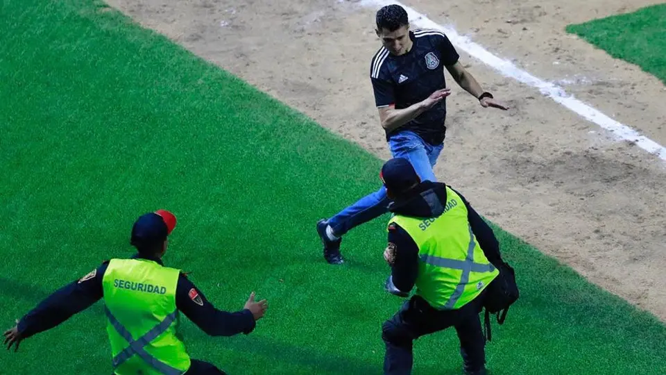 Espontáneo invade el diamante de nueva casa de Diablos Rojos
