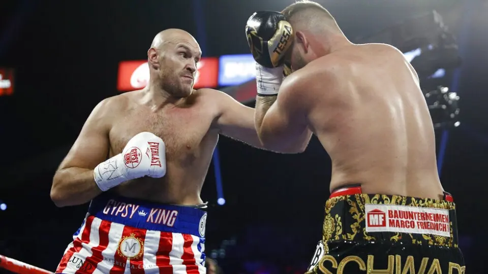 Tyson Fury retiene título peso pesado en dos rounds
