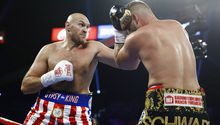 Tyson Fury retiene título peso pesado en dos rounds