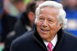 Dueño de Patriots se disculpa tras acusación de solicitar servicios de prostitución