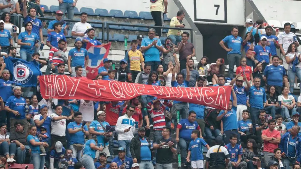 Aficionados de América apedrean camión con fans de Cruz Azul