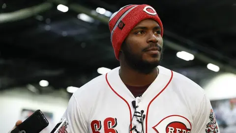 Yasiel Puig es presentado con los Cincinnati Reds