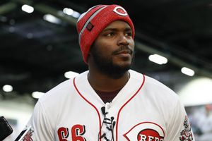 Yasiel Puig es presentado con los Cincinnati Reds