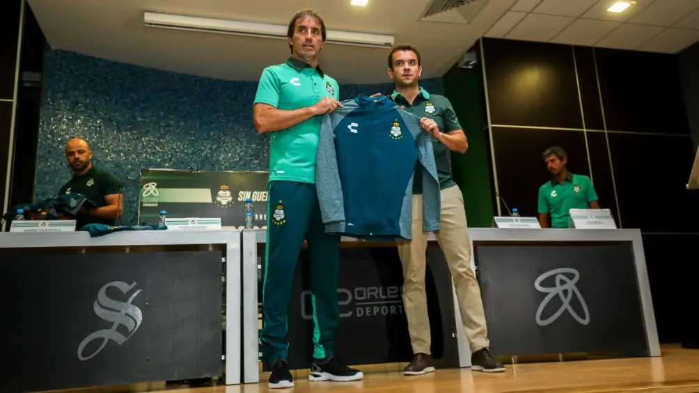 Guillermo Almada durante su presentación como nuevo DT de Santos | IMAGO7