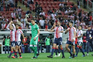 Niña 'roba' corazones por su afición a Chivas