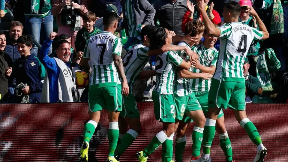 Betis logra agónica victoria en el debut de Diego Lainez