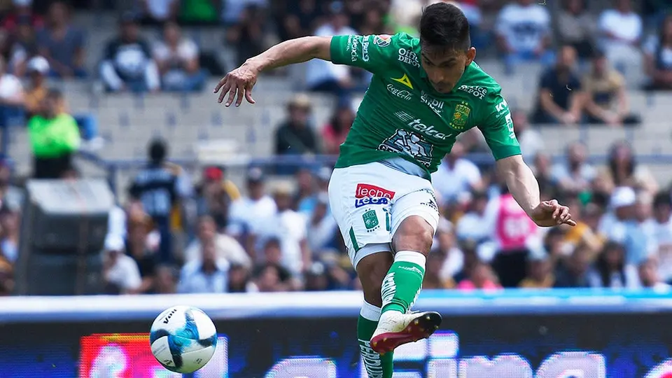 Mena, con mejor ritmo que Boselli en sus tres títulos de goleo