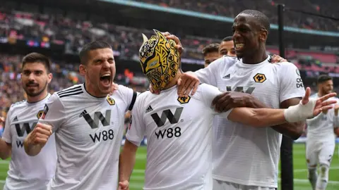 Jiménez y Wolverhampton reciben visita de Sin Cara