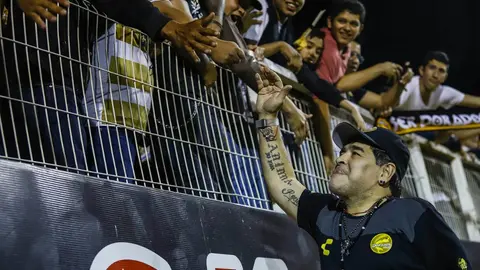 Maradona recuerda su gol contra Italia tras triunfo de Dorados en penaltis
