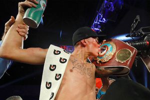Óscar Valdez retuvo título del peso pluma OMB