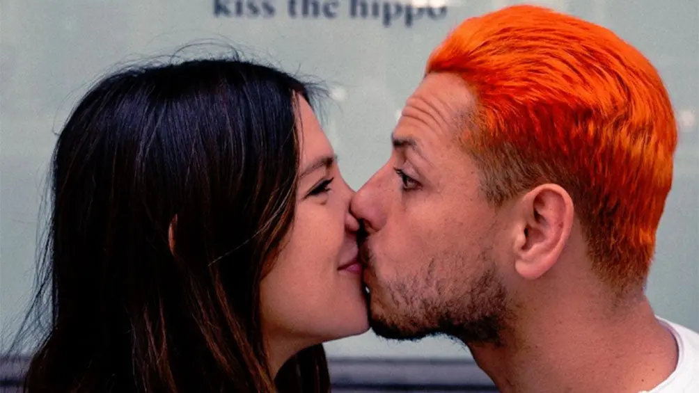 Chicharito besa a su esposa Sarah | INSTAGRAM @ch14_