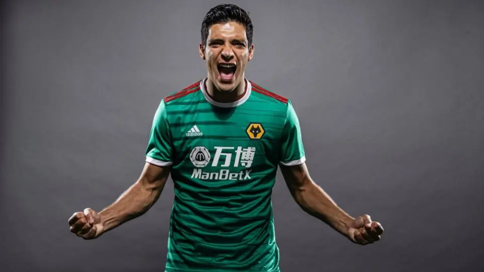 Raúl Jiménez regaló nueva playera tricolor de Wolves a Sin Cara