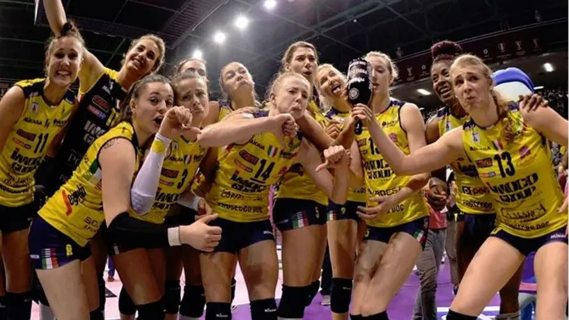 Equipo de voleibol celebra título totalmente desnudo