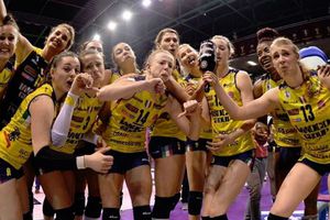Equipo de voleibol celebra título totalmente desnudo