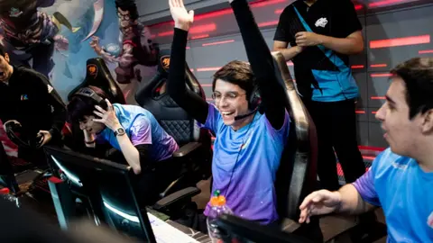 Leza, orgulloso por devolverle la grandeza a Rainbow7