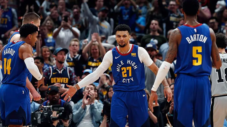 Nuggets vapulea a Spurs y está a un juego de avanzar