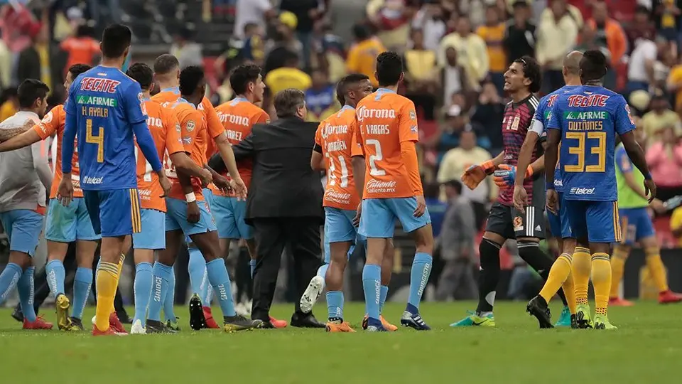Piojo Herrera y Salcedo terminan calientes tras el América vs Tigres