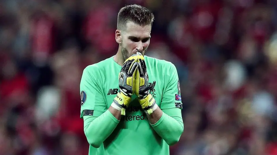 Adrián San Miguel es duda para Liverpool tras ser lesionado por un fan