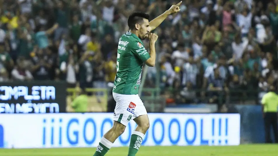 Fernando Navarro, jugador de León, reveló de forma original el sexo de su hijo