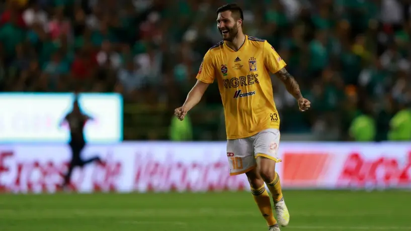Gignac 'toqueteó' a Guido Pizarro cuando levantó el trofeo