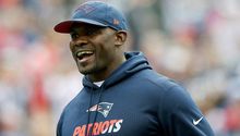 Excoach de linebackers de Patriots, nuevo entrenador de Miami